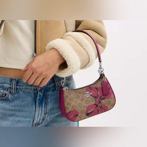 SALE !!!!!   🎀COACH TERI MINI IN SIGNATURE CANVAS BOW PRINT - NEW WITH TAGS - Picture 2 of 5